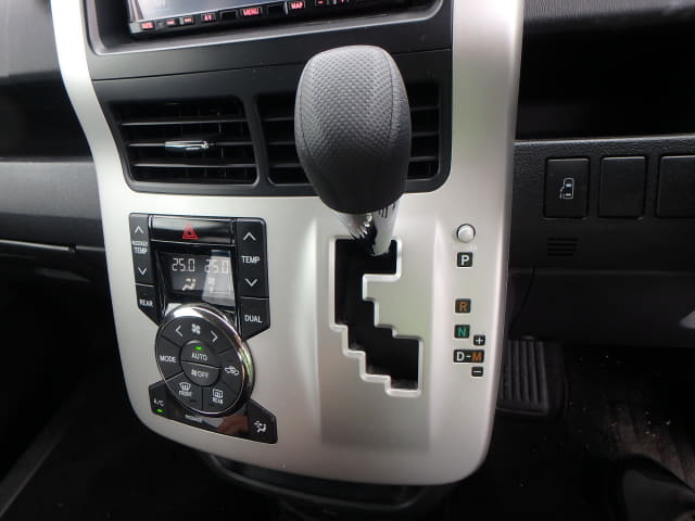 TOYOTA Voxy thumbnail 38