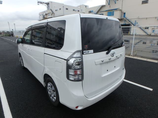 TOYOTA Voxy thumbnail 3