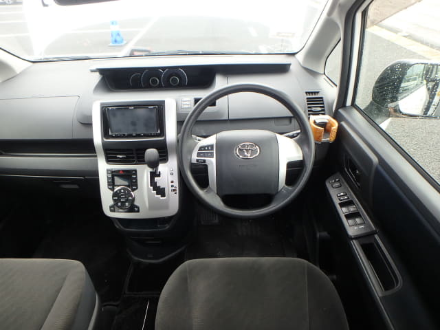 TOYOTA Voxy thumbnail 32