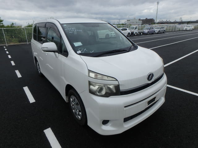 TOYOTA Voxy thumbnail 7
