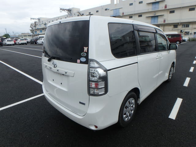 TOYOTA Voxy thumbnail 5