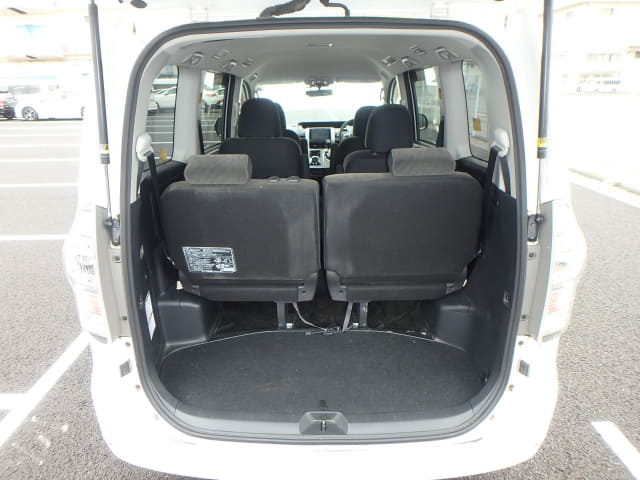 TOYOTA Voxy thumbnail 28