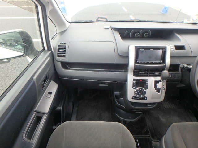 TOYOTA Voxy thumbnail 33