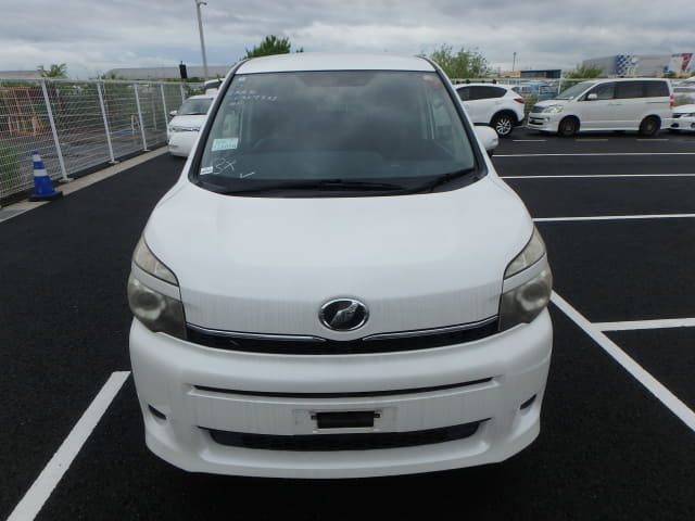 TOYOTA Voxy thumbnail 8