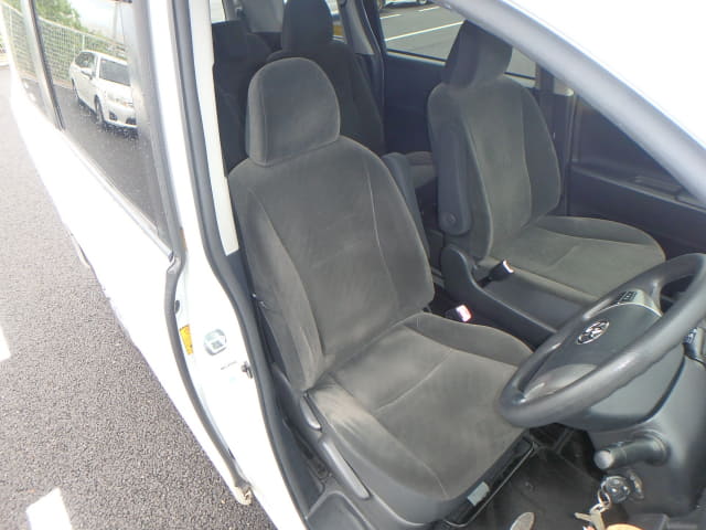 TOYOTA Voxy thumbnail 24