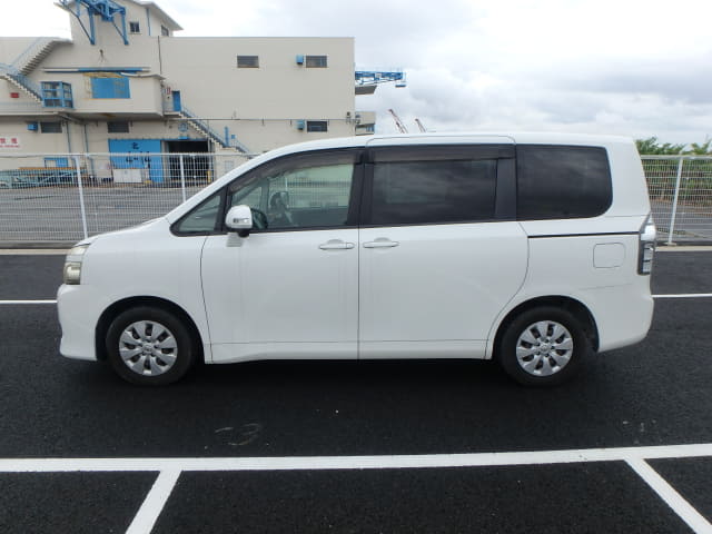 TOYOTA Voxy thumbnail 2