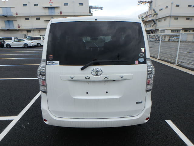 TOYOTA Voxy thumbnail 4