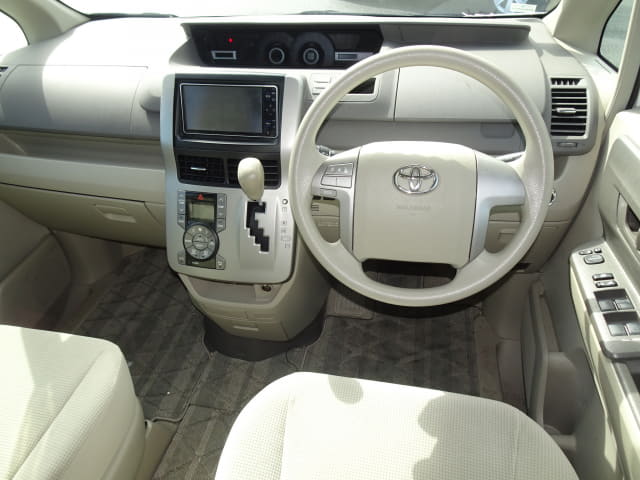 TOYOTA Noah thumbnail 33