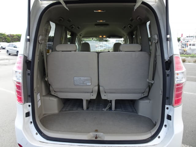 TOYOTA Noah thumbnail 29