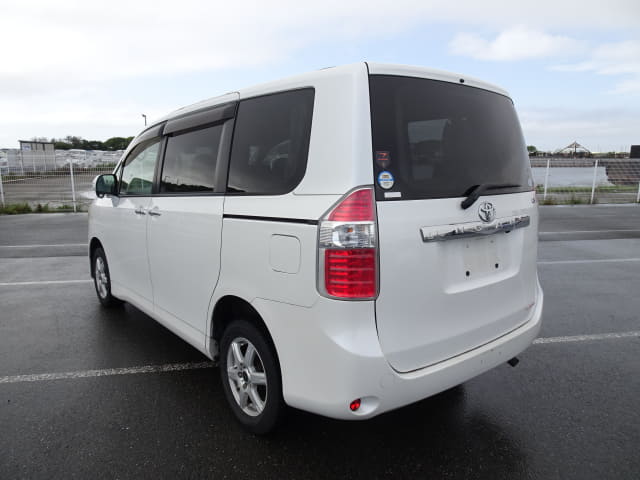 TOYOTA Noah thumbnail 3