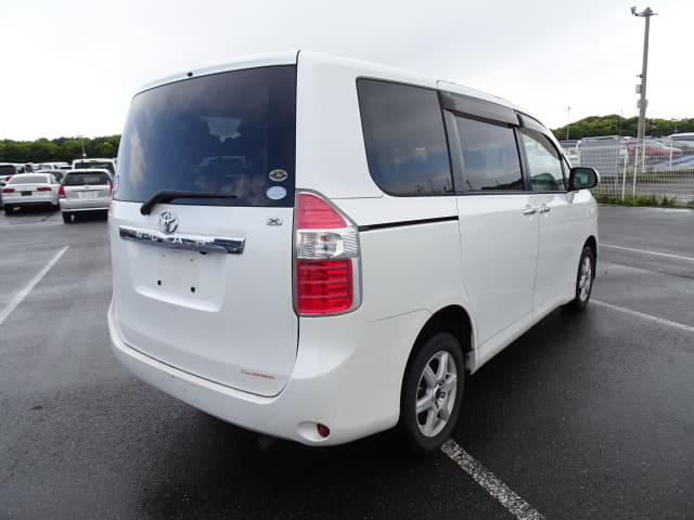 TOYOTA Noah thumbnail 5