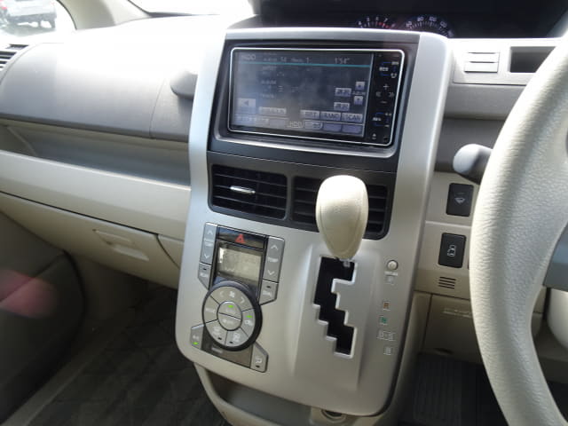 TOYOTA Noah thumbnail 37