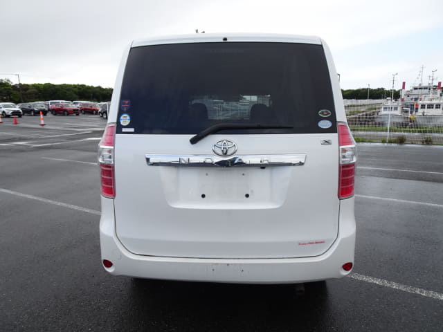 TOYOTA Noah thumbnail 4