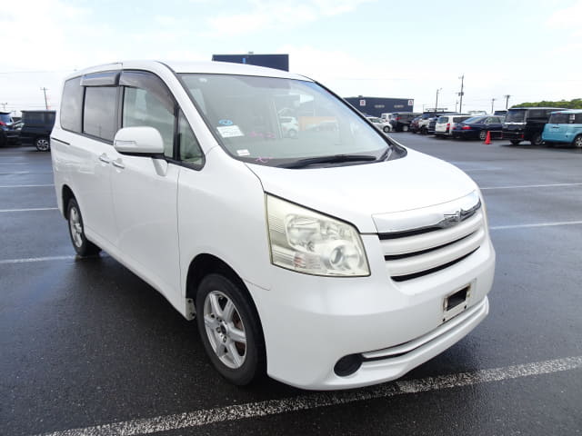 TOYOTA Noah thumbnail 7