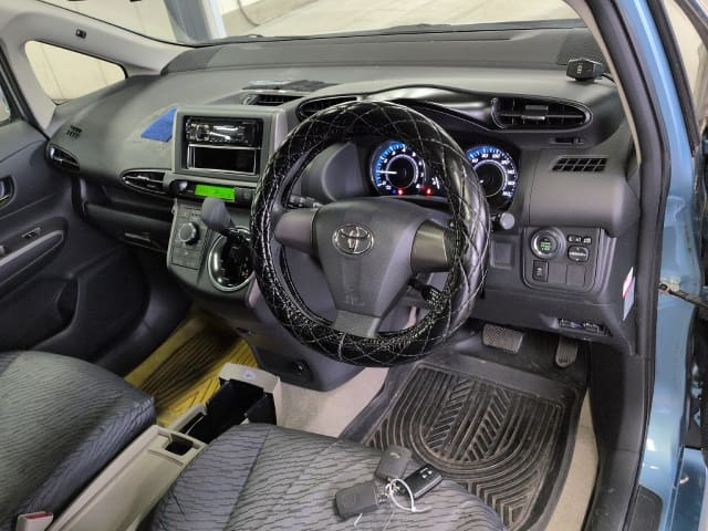 TOYOTA Wish thumbnail 4