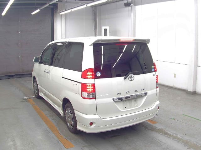 TOYOTA Noah thumbnail 6