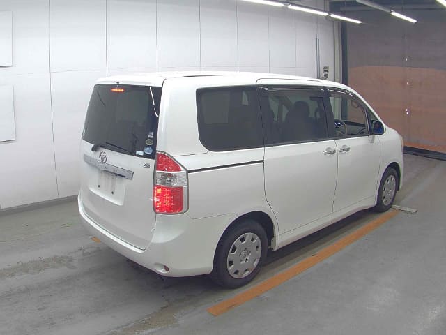 TOYOTA Noah thumbnail 2