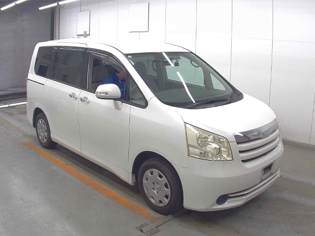 TOYOTA Noah thumbnail 4