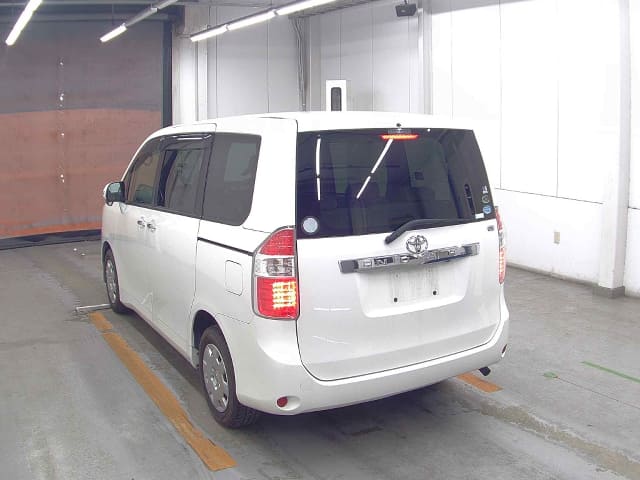 TOYOTA Noah thumbnail 5