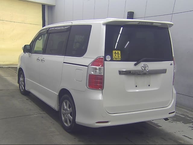 TOYOTA Noah thumbnail 2