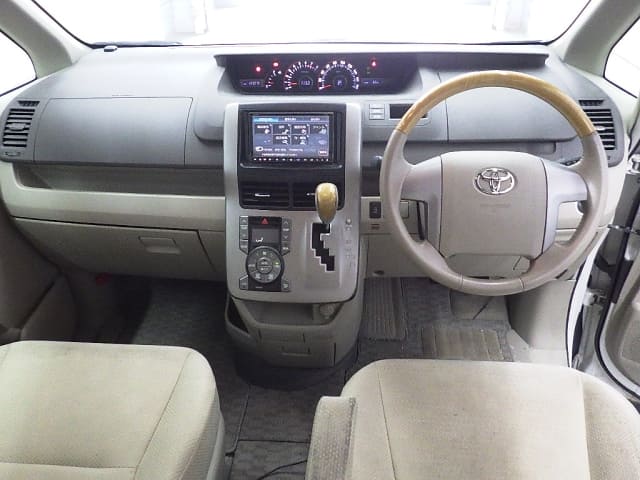 TOYOTA Noah thumbnail 3