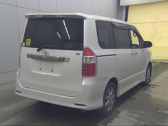 TOYOTA Noah thumbnail 8