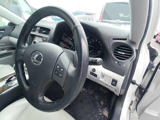 LEXUS IS thumbnail 3