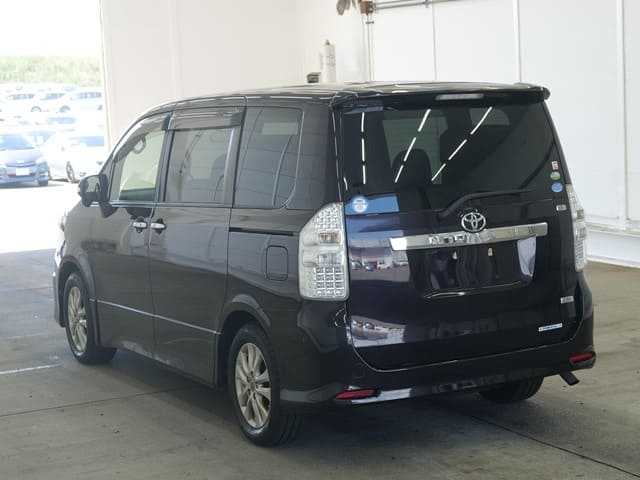 TOYOTA Noah thumbnail 2