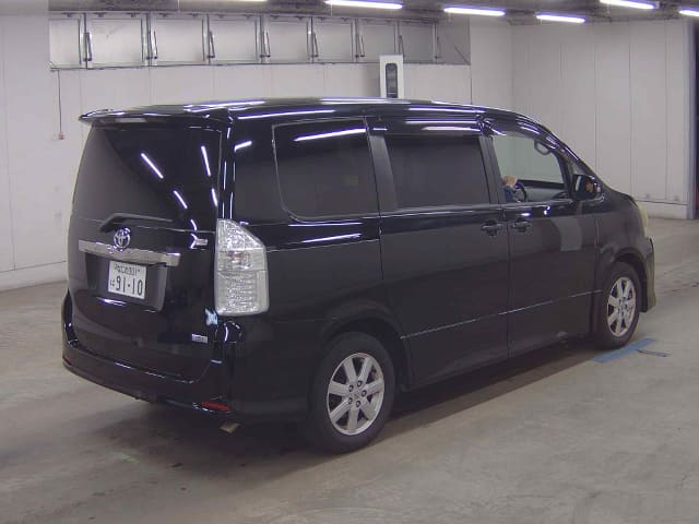 TOYOTA Noah thumbnail 2