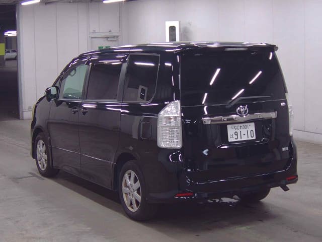 TOYOTA Noah thumbnail 3