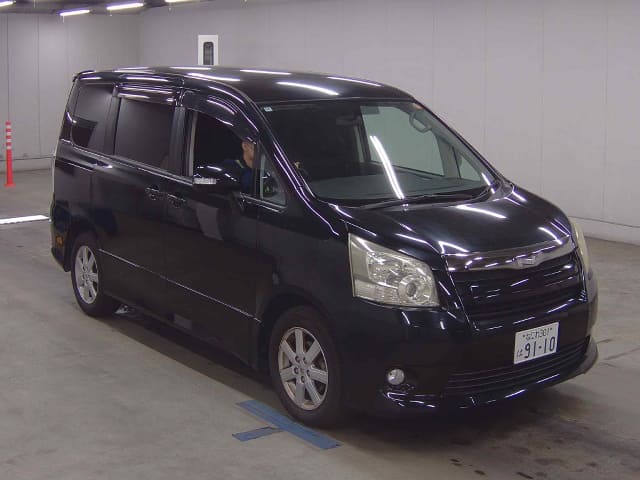 TOYOTA Noah thumbnail 6