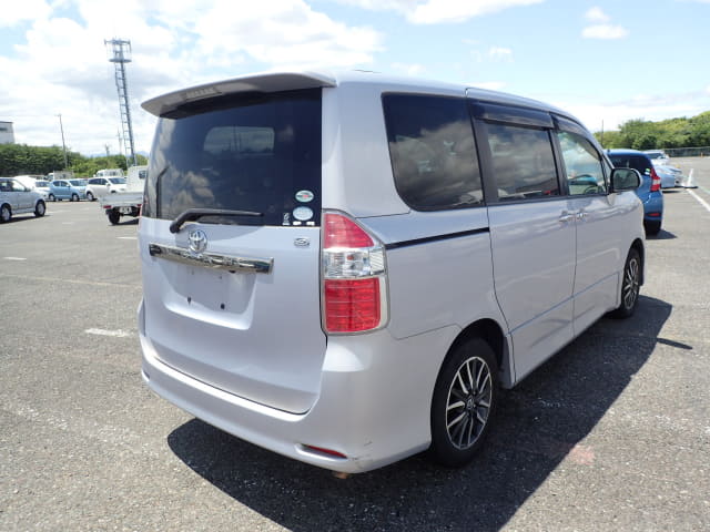 TOYOTA Noah thumbnail 5
