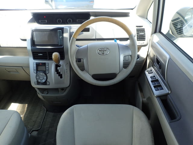 TOYOTA Noah thumbnail 33