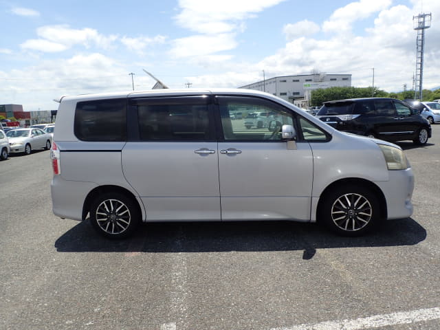 TOYOTA Noah thumbnail 6