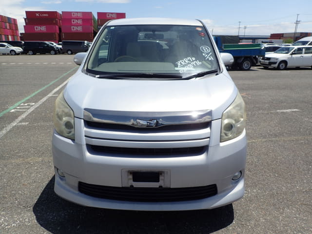 TOYOTA Noah thumbnail 8