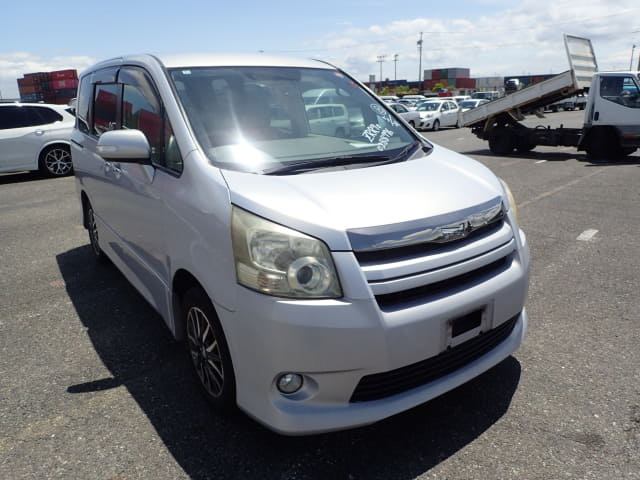 TOYOTA Noah thumbnail 7