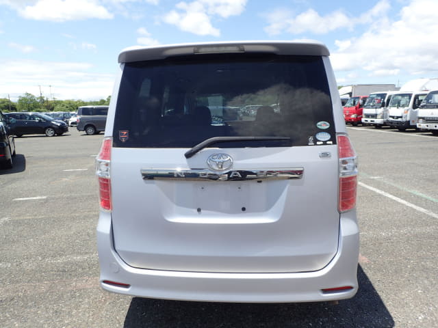 TOYOTA Noah thumbnail 4