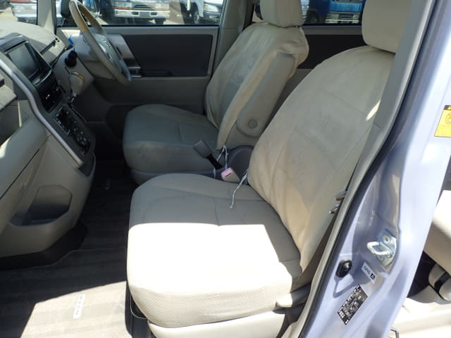 TOYOTA Noah thumbnail 26