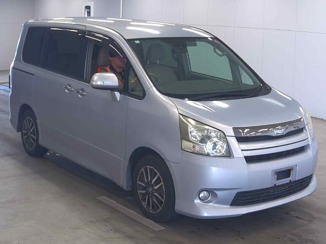 TOYOTA Noah thumbnail 57