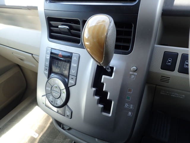 TOYOTA Noah thumbnail 42