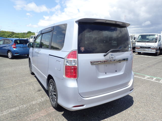 TOYOTA Noah thumbnail 3