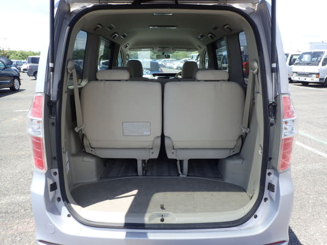TOYOTA Noah thumbnail 29