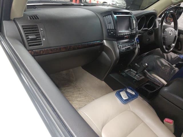 TOYOTA Land Cruiser thumbnail 4