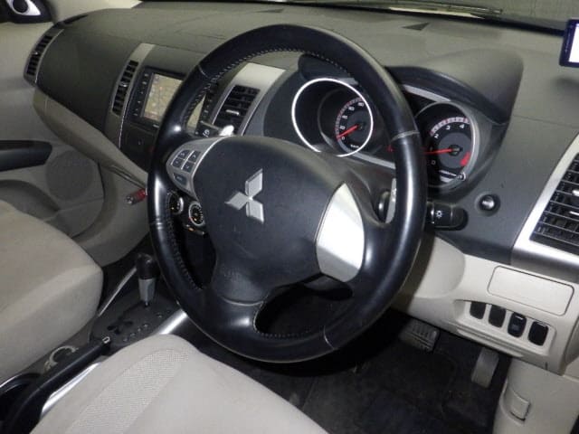 MITSUBISHI Outlander thumbnail 3