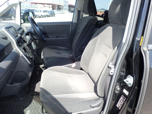 TOYOTA Noah thumbnail 26