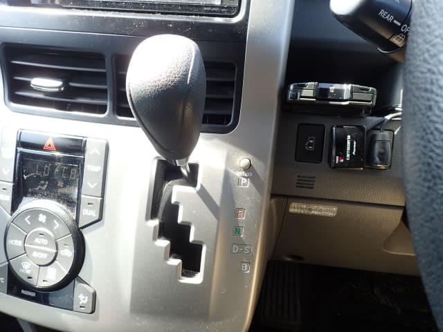 TOYOTA Noah thumbnail 39