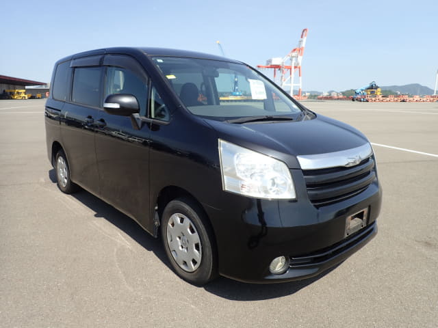TOYOTA Noah thumbnail 7