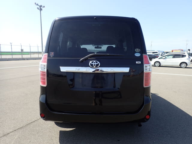 TOYOTA Noah thumbnail 4