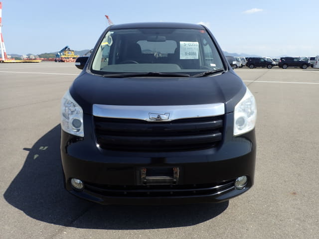 TOYOTA Noah thumbnail 8
