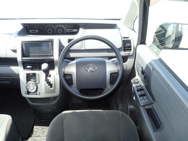 TOYOTA Noah thumbnail 33